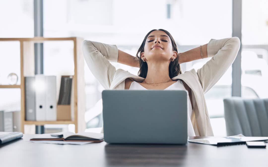 Arthritis in the Workplace: Simple Stretches to Reduce Joint Stiffness at Your Desk